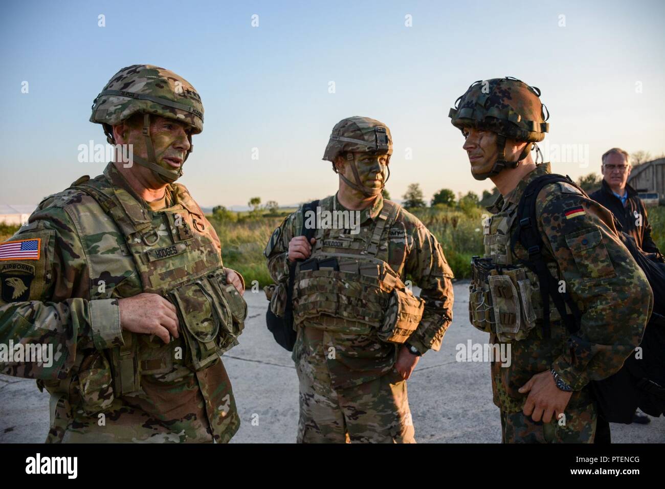 USAEUR commanding General, General Hodges talks with Soldiers from the ...