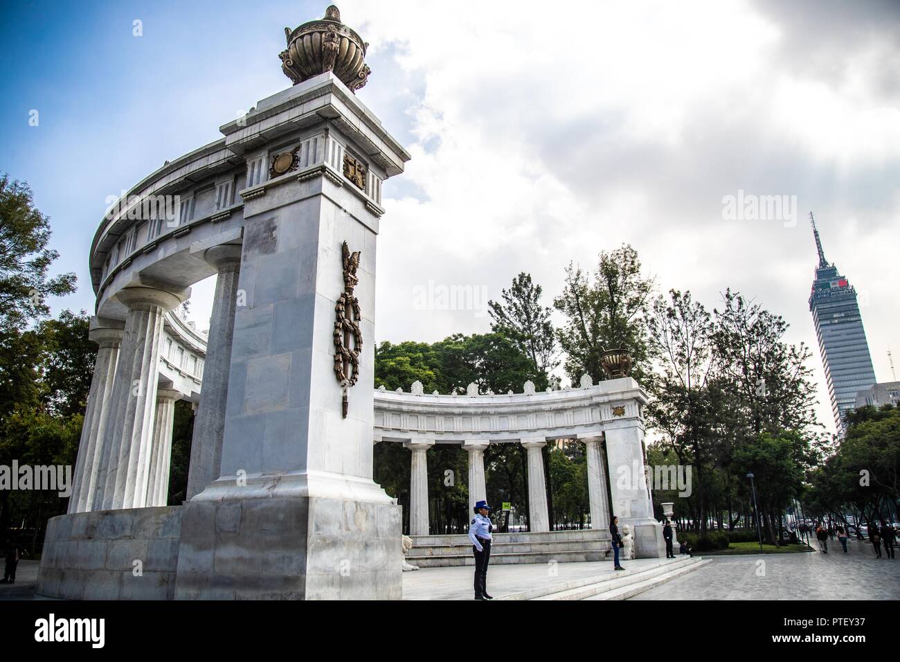 Hemicycle to Juárez, located in the Alameda Central of the Historic Center of Mexico City. Honors former Mexican president Benito Juárez cenotaph. Marble architecture White color. (Photo: Luis Gutierrez / NortePhoto.com)   Hemiciclo a Juárez, ubicado en la Alameda Central del Centro Histórico de la Ciudad de México. Honra al expresidente mexicano Benito Juárez cenotafio. Arquitectura de marmol. color blanco.  (Foto: Luis Gutierrez / NortePhoto.com) Stock Photo