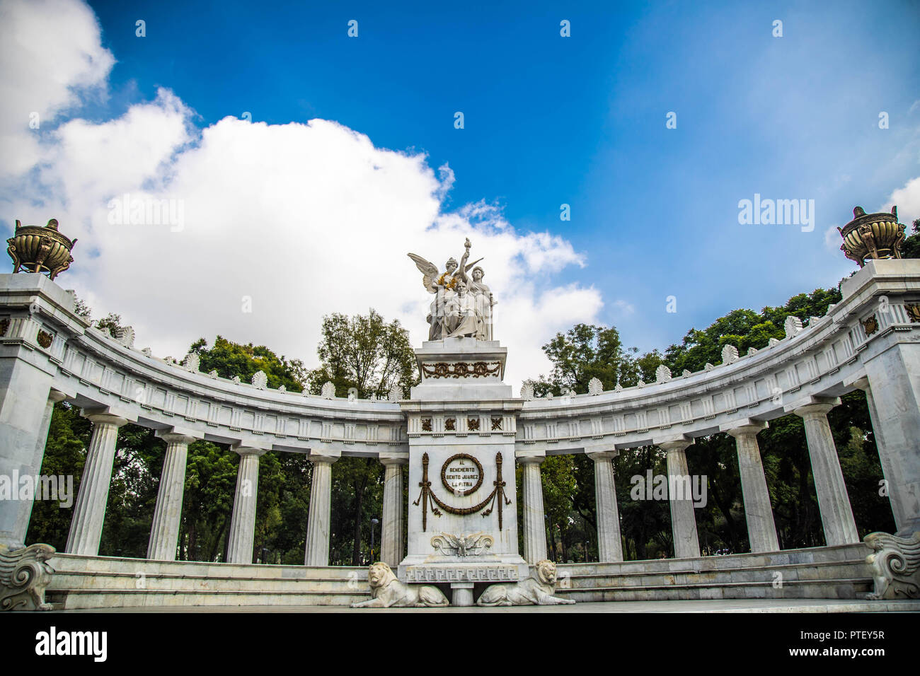 Hemicycle to Juárez, located in the Alameda Central of the Historic Center of Mexico City. Honors former Mexican president Benito Juárez cenotaph. Marble architecture White color. (Photo: Luis Gutierrez / NortePhoto.com)   Hemiciclo a Juárez, ubicado en la Alameda Central del Centro Histórico de la Ciudad de México. Honra al expresidente mexicano Benito Juárez cenotafio. Arquitectura de marmol. color blanco.  (Foto: Luis Gutierrez / NortePhoto.com) Stock Photo