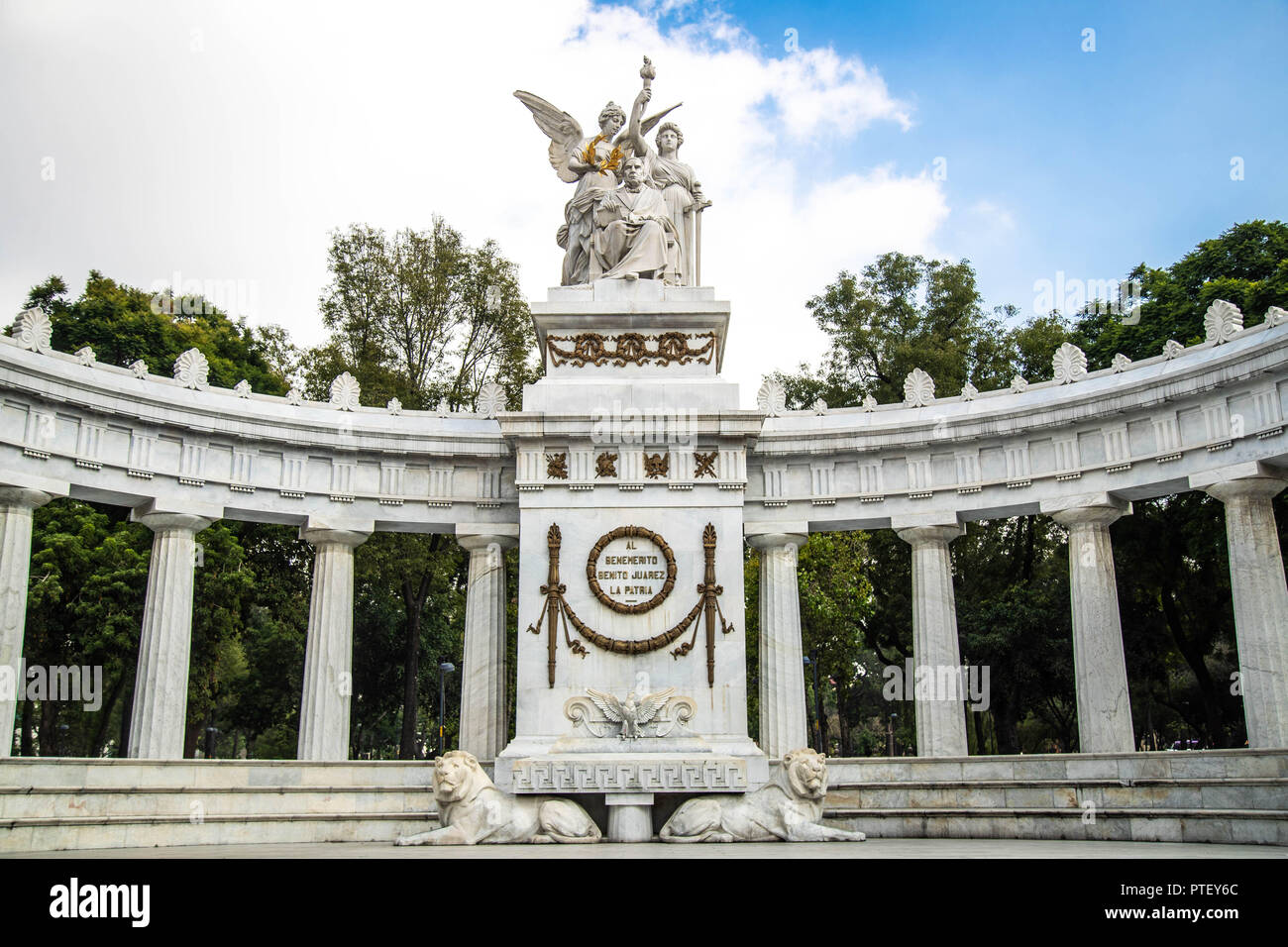 Hemicycle to Juárez, located in the Alameda Central of the Historic Center of Mexico City. Honors former Mexican president Benito Juárez cenotaph. Marble architecture White color. (Photo: Luis Gutierrez / NortePhoto.com)   Hemiciclo a Juárez, ubicado en la Alameda Central del Centro Histórico de la Ciudad de México. Honra al expresidente mexicano Benito Juárez cenotafio. Arquitectura de marmol. color blanco.  (Foto: Luis Gutierrez / NortePhoto.com) Stock Photo