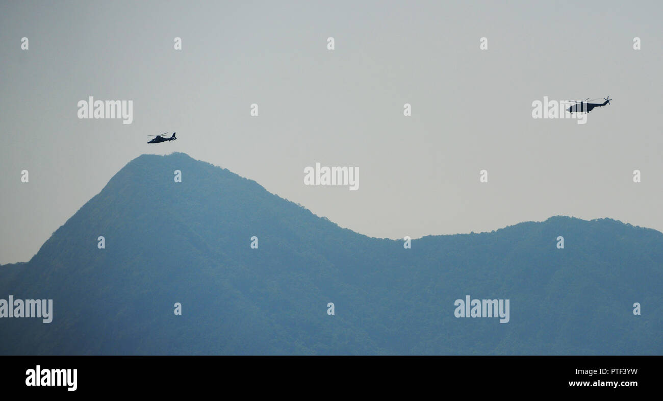 Helicopters flying hi-res stock photography and images - Alamy