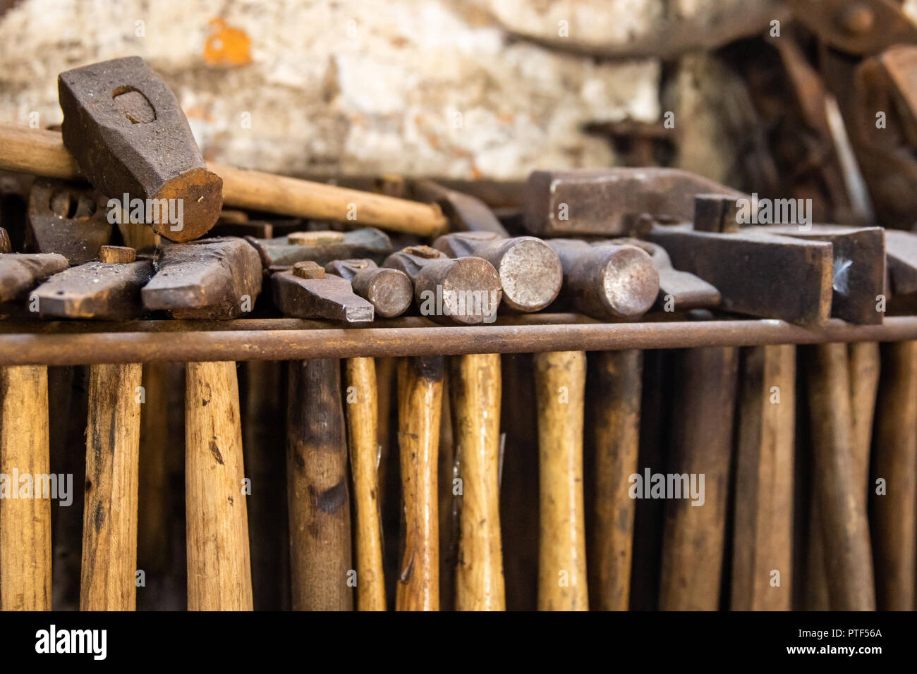 historische Hammerwerkzeuge in einer Schmiede Stock Photo