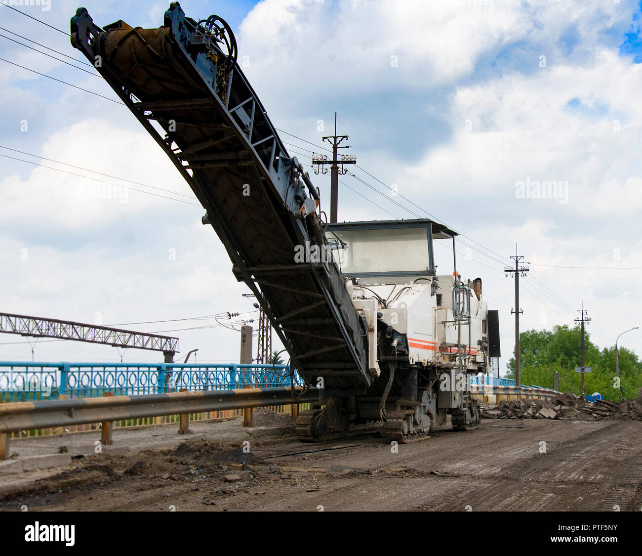 The machine is cutting asphalt, cutting old asphalt with a special machine. Repair of roads, replacement of asvalt, construction work. Stock Photo