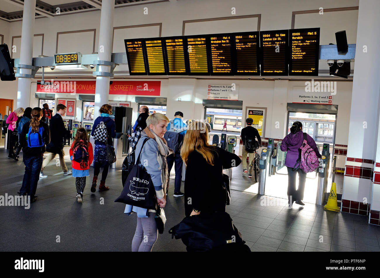 cambridge railway station interior concourse, england Stock Photo - Alamy