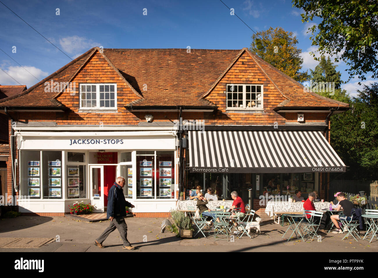 England, Berkshire, Goring on Thames, customers sat in sunshine outside, Pierrepont’s Cafe Stock Photo