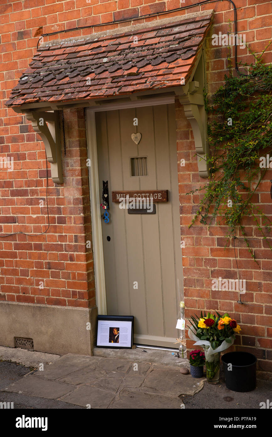 England, Berkshire, Goring on Thames, tributes outside door of Mill Cottage, George Michael’s home Stock Photo