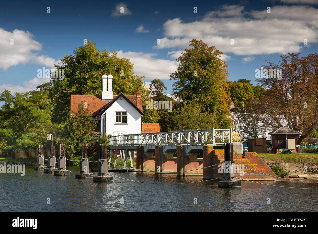 England, Berkshire, Goring on Thames, lock keepers cottage at weir and
