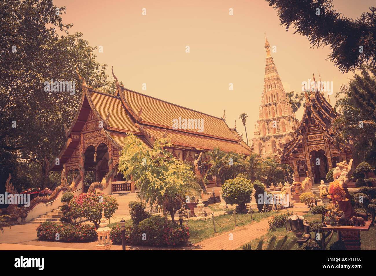 Beautiful Wat Chedi Liam (Temple of the Squared Pagoda), the only ...