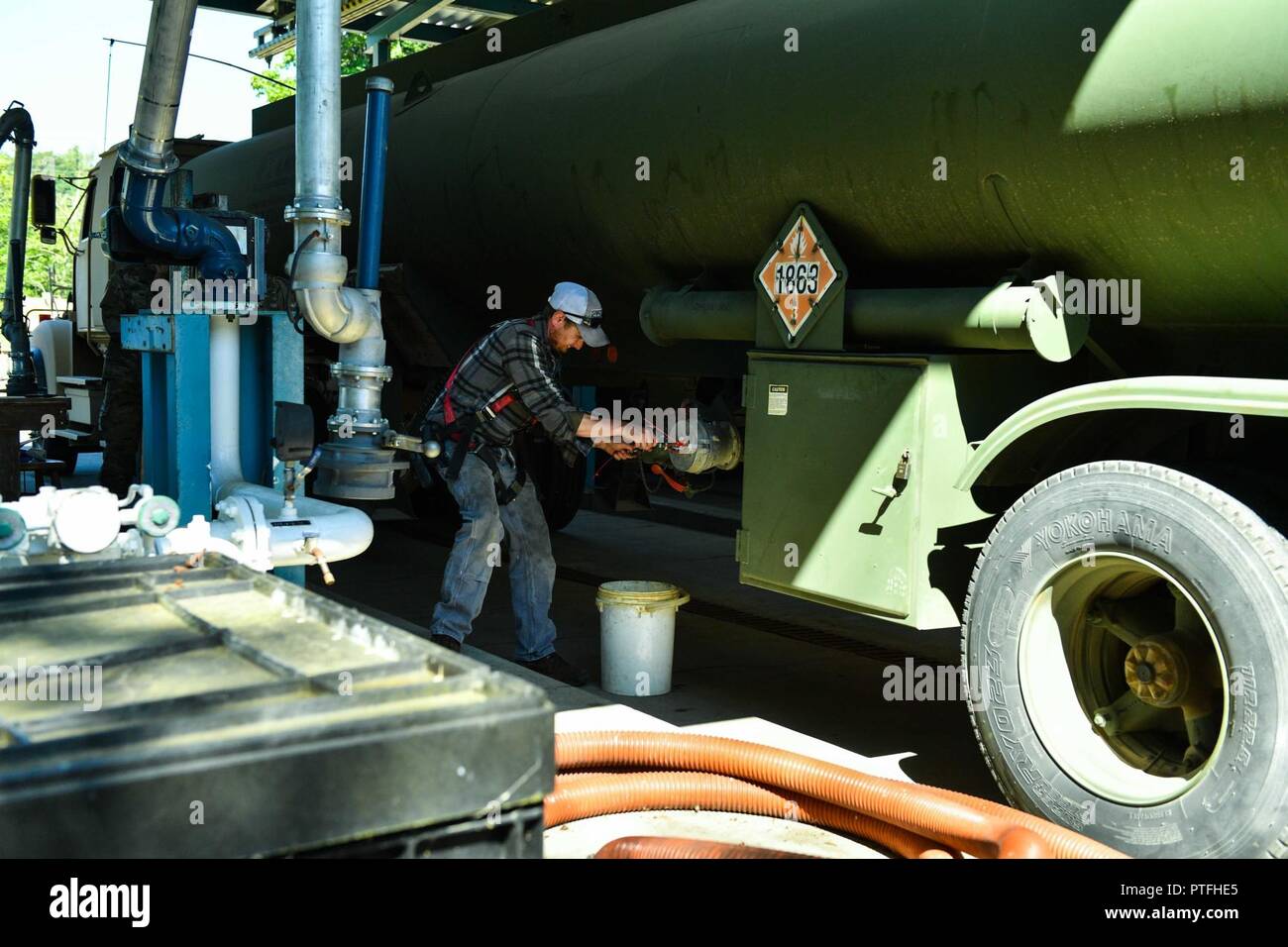 MANCHESTER, Wash. (July 18, 2017) James Hess, Naval Supply Systems Command Fleet Logistics Center (NAVSUP FLC) fuel operator, places a tag on an intake port of a fuel truck assigned to United States Army 475th Quartermaster Group at  NAVSUP FLC Puget Sound’s Manchester Fuel Depot during the 2017 Quartermaster Liquid Logistics Exercise (QLLEX). QLLEX is an annual exercise for Army Reserve units to train for their wartime mission of providing petroleum and water to units throughout the continental United States. This year’s exercise had convoys of Army trucks based out of Joint Base Lewis-McCord Stock Photo