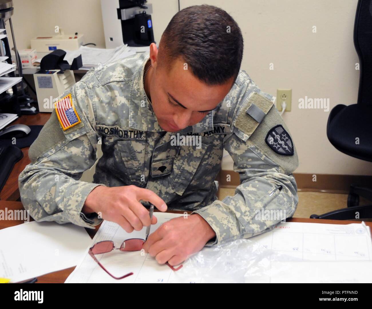 Spc. John Nosworthy, an eye specialist assigned to Army Reserve Medical Command’s 7239th Medical Support Unit located in Chattanooga, Tennessee, repairs eyeglasses in support of the optometry section for Chief Redstone Health Clinic located in Wolf Point, Montana.  Nosworthy is one of a little over 25 U.S. Army Reserve Soldiers who are working in partnership with Fort Peck Indian Health Service to provide medical care to the local tribal population. The Indian Health Service provides preventive, curative, and community health care for approximately 2.2 million American Indians and Alaska Nativ Stock Photo