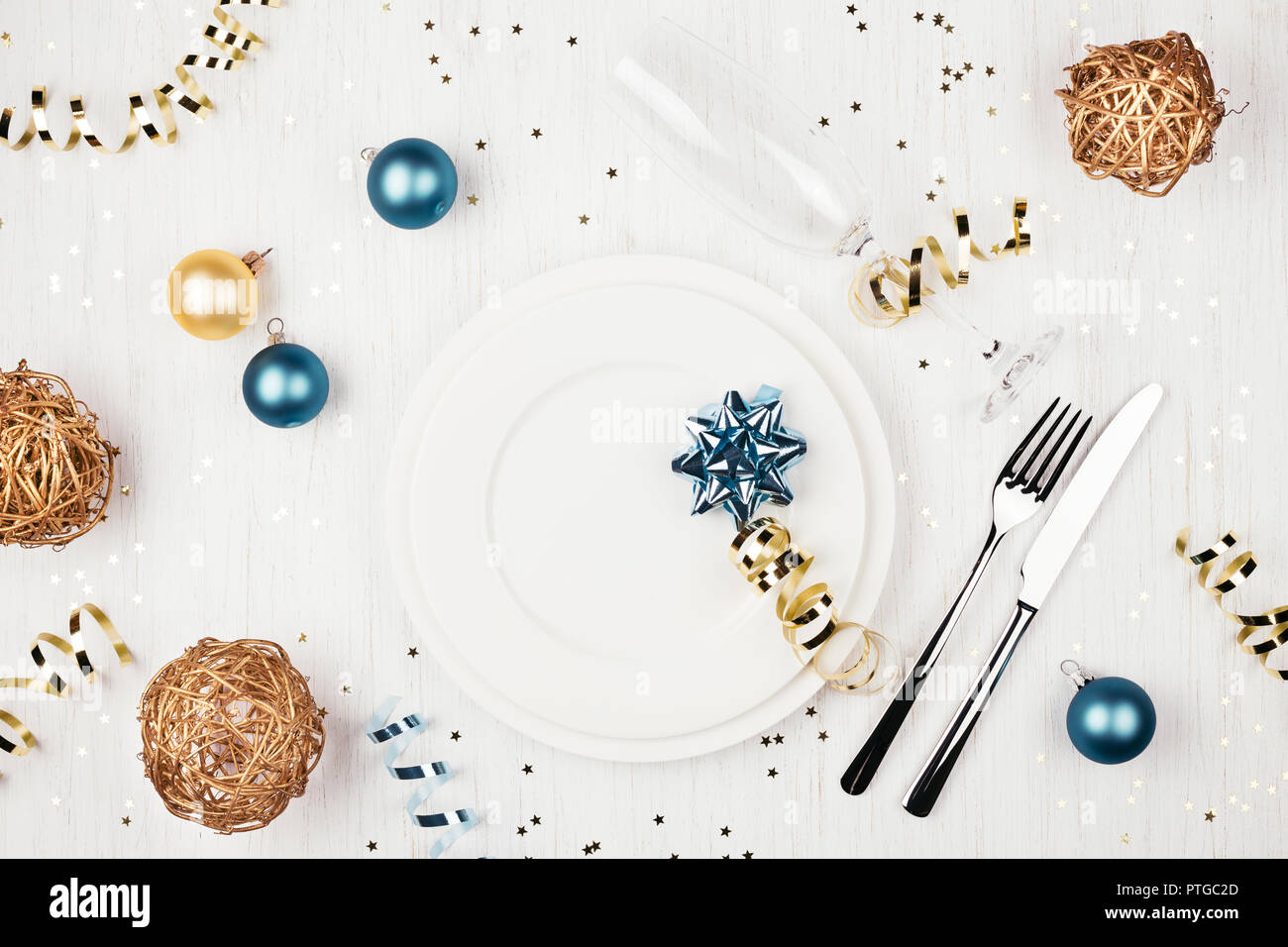 Christmas dinner table decoration gold hi-res stock photography and images  - Page 2 - Alamy