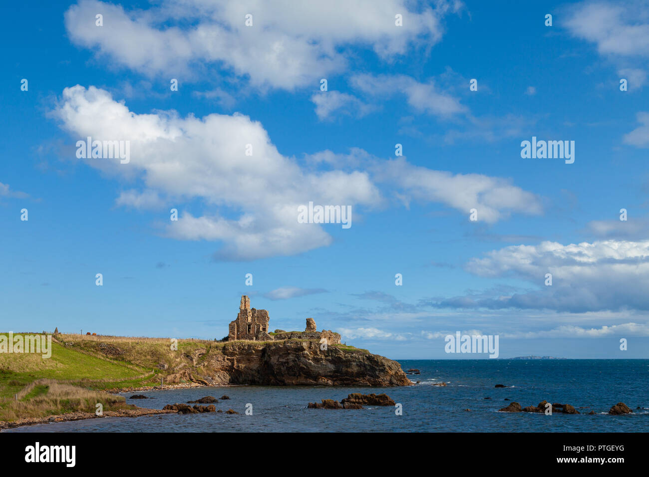 Newark Castle along the Fife Coastal Path, Scotland Stock Photo Alamy