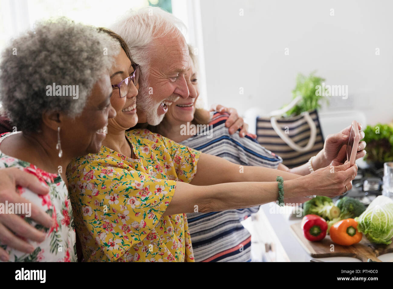 Taking selfie friend hi-res stock photography and images - Alamy