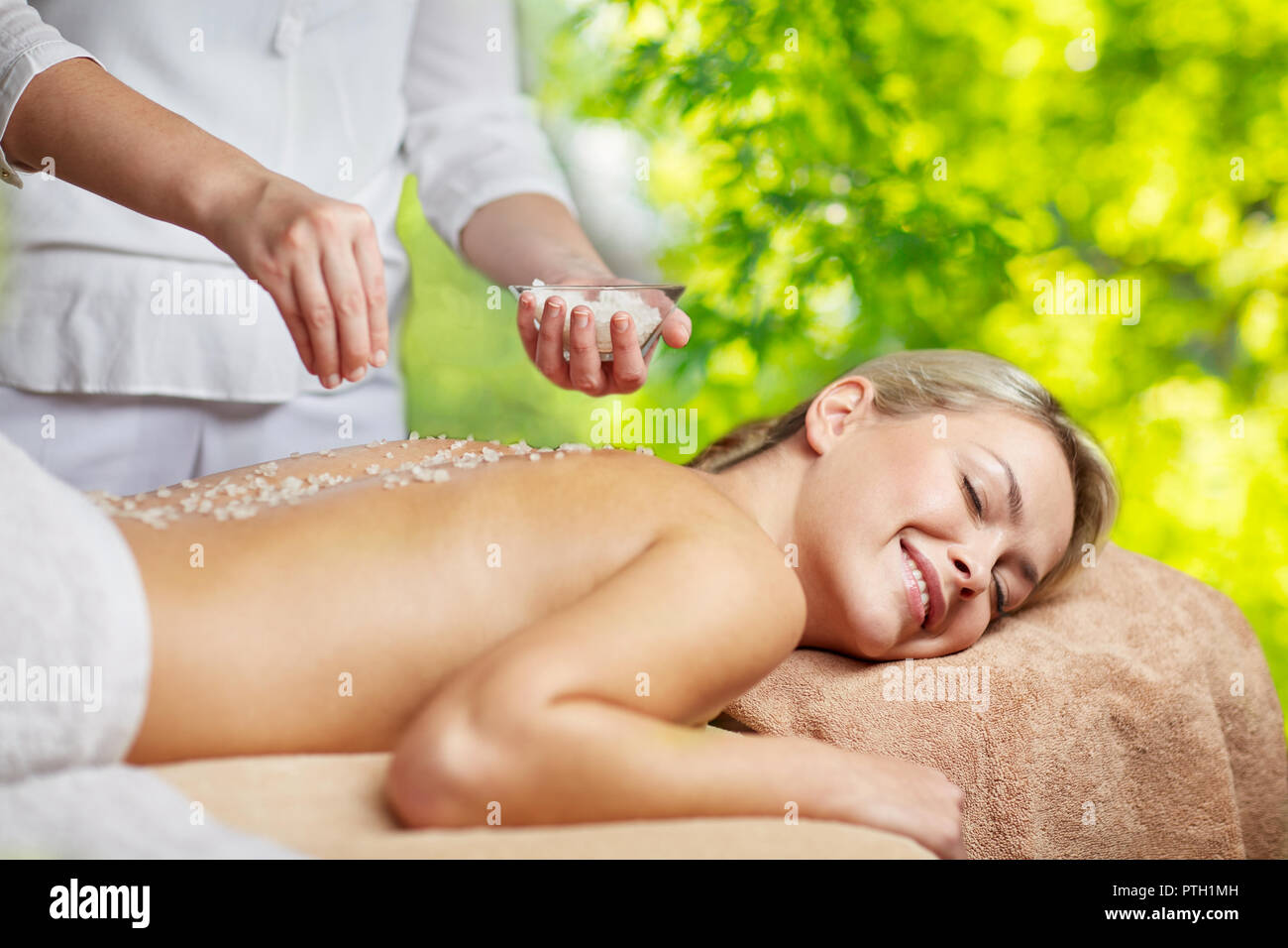 массаж солью видео. солевой массаж спины. солевой пилинг тела. тайский массаж солевой. солевой массаж тела эффект.