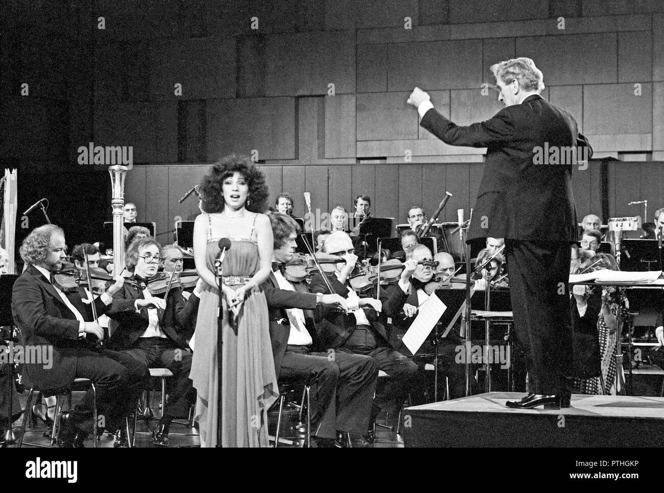 Tonfilm-Erinnerungen, Musiksendung, Deutschland 1980, Mitwirkende: Richard Müller Lempertz leitet das NDR-Orchester, das Julia Migenes begleitet Stock Photo