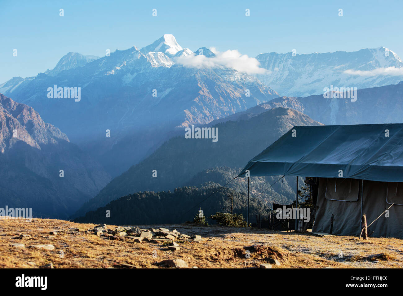 Yurt overlooking majestic mountain range, Jaikuni, Indian Himalayan Foothills Stock Photo