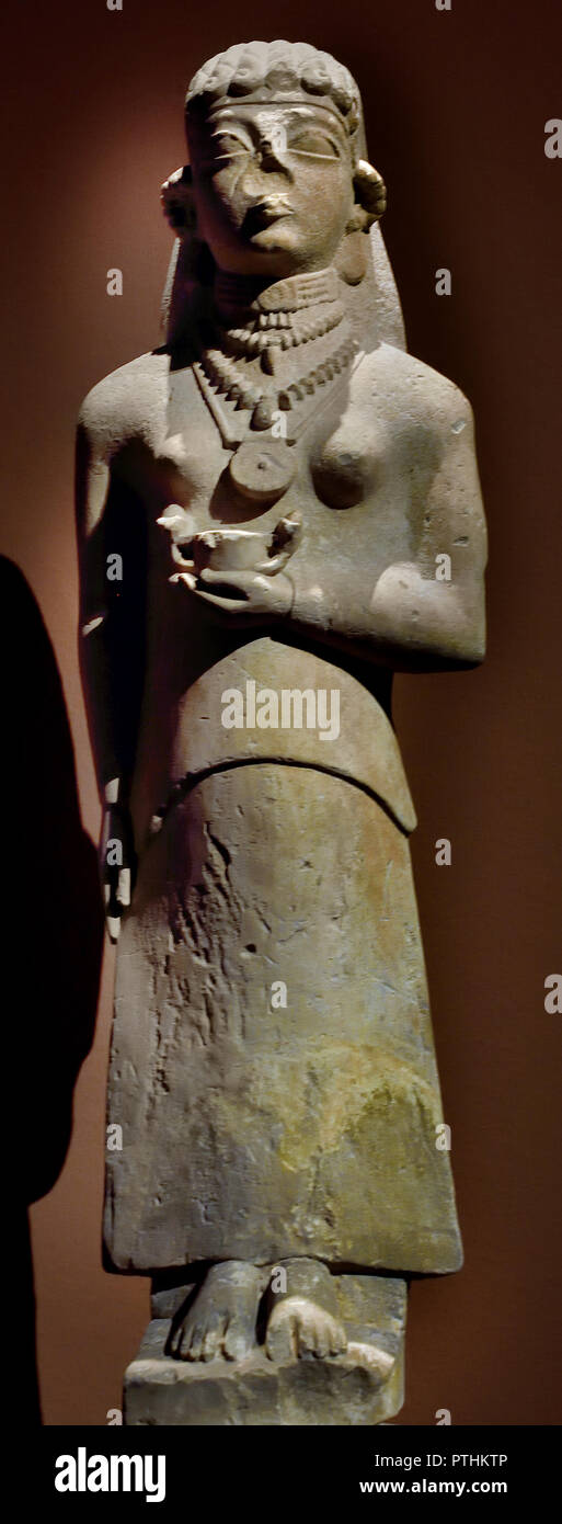 Votive statuette of a woman m 550 BC Iron Age, archaic Cypriot Cyprus Stock Photo