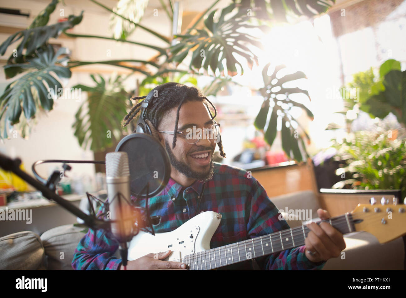 Singing into microphone hires stock photography and images Alamy