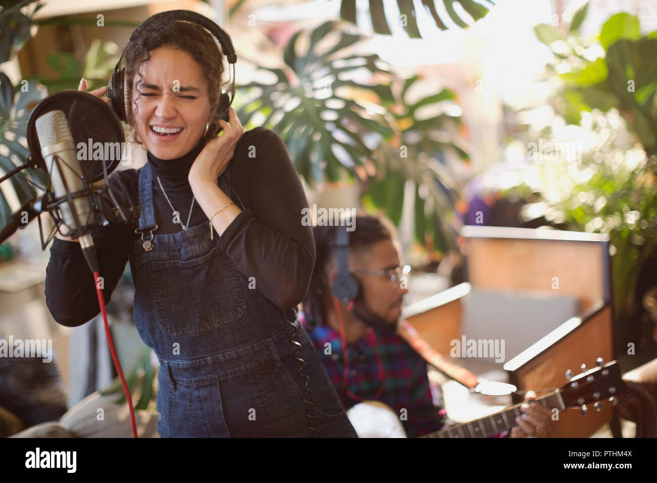 Singing into microphone hires stock photography and images Alamy