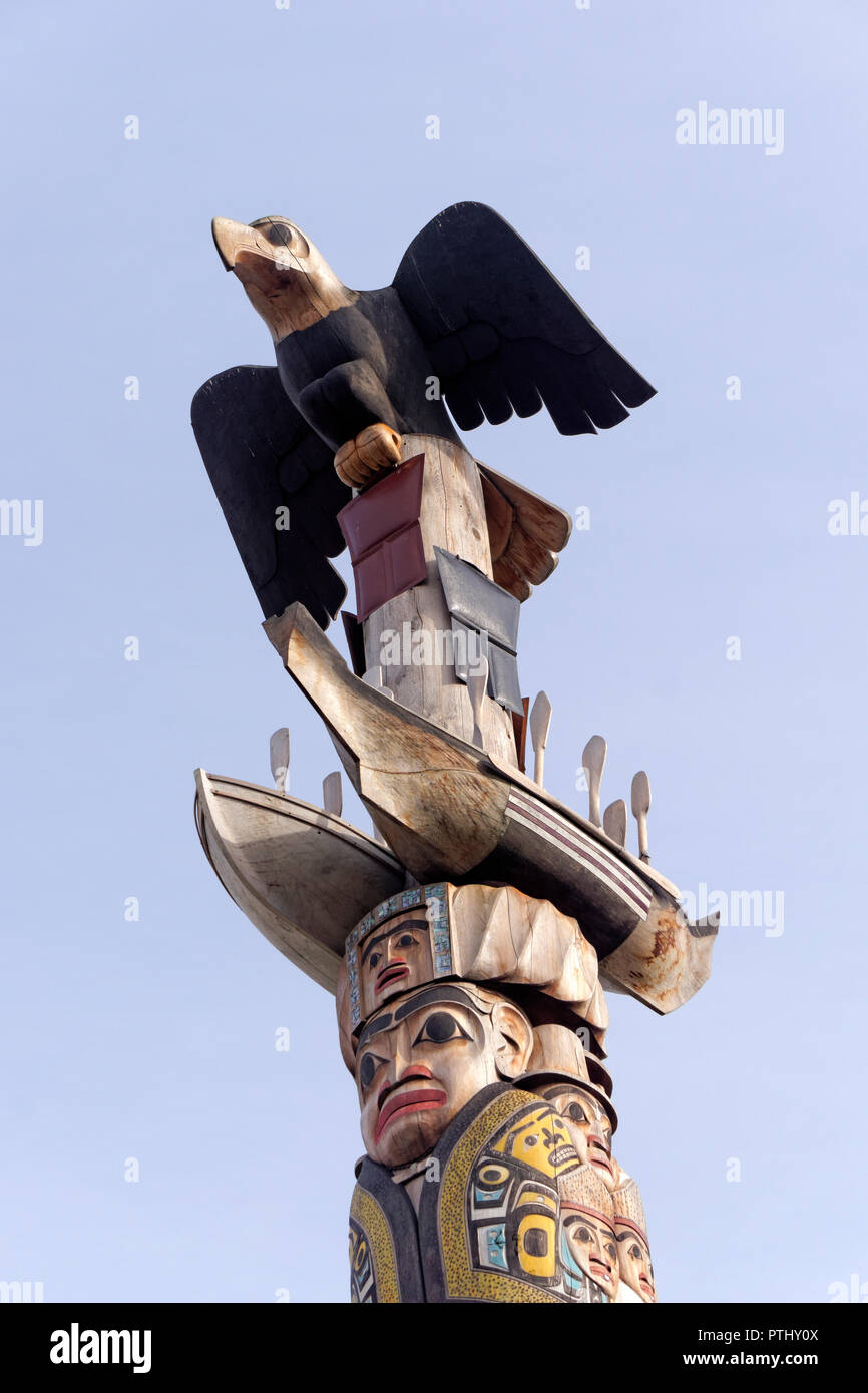 Eagle with spread wings on top of Reconciliation Pole carved by Haida master carver Jim Hart, University of British Columbia, Vancouver, BC, Canada Stock Photo