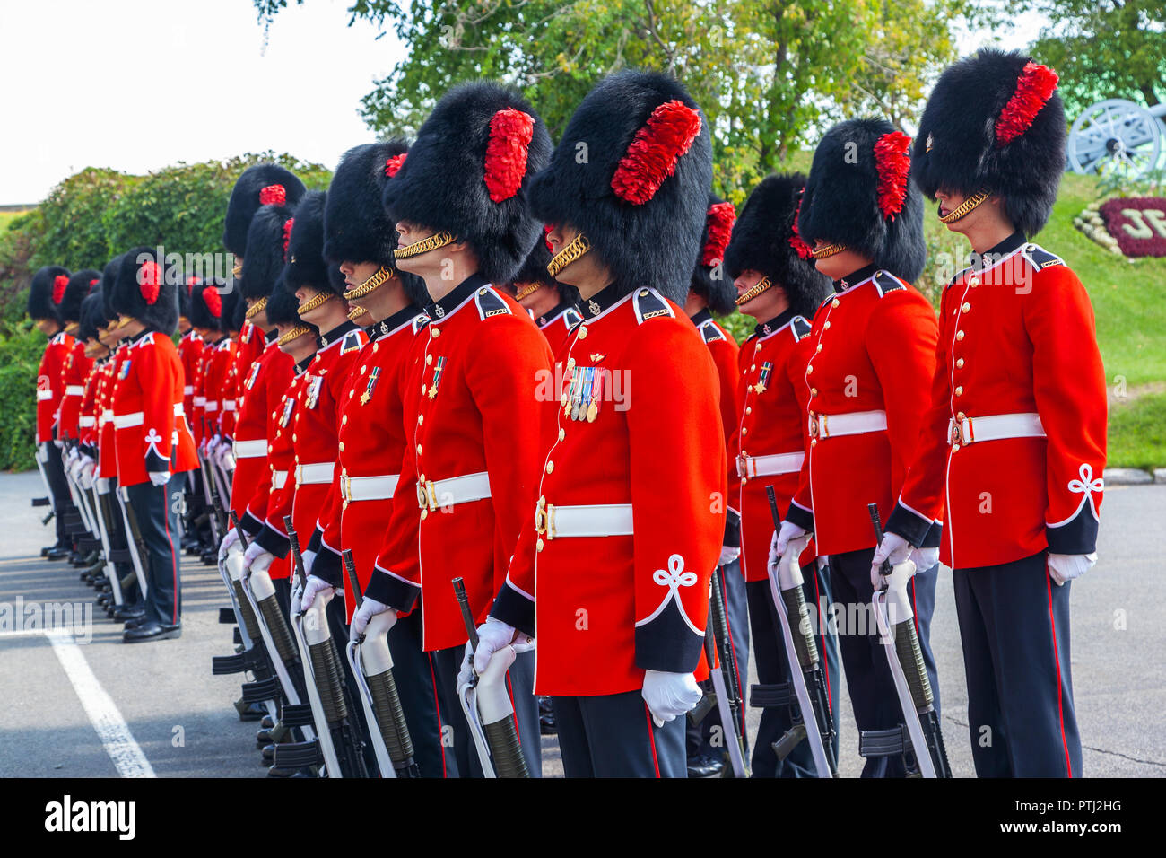 Canadian guard uniform hi-res stock photography and images - Alamy