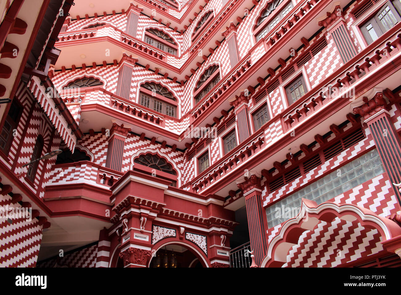 The interesting architecture of Red Mosque Jami-Ul-Alfar in Colombo ...