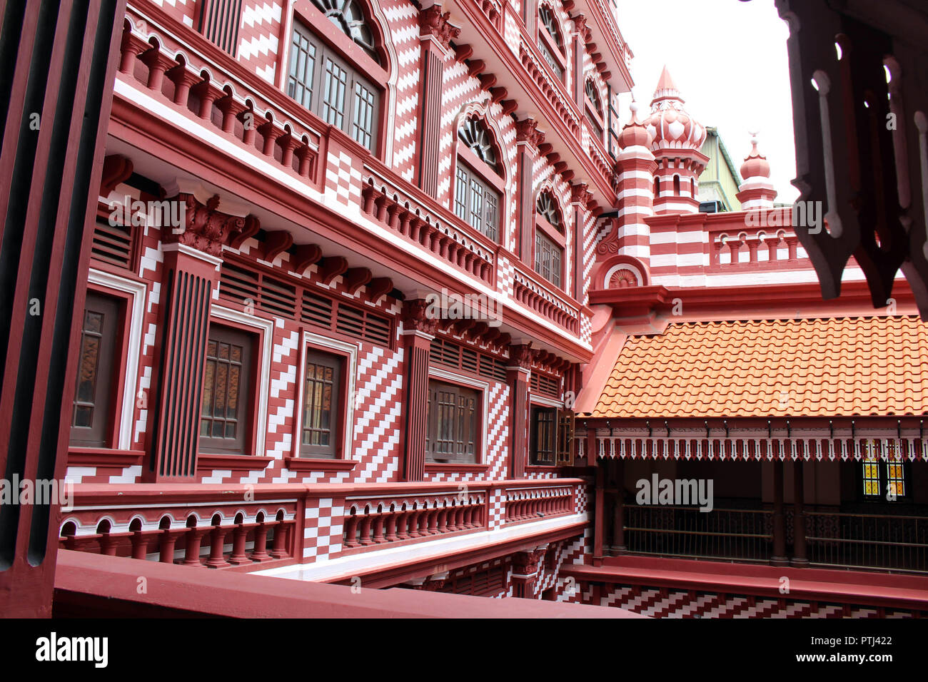 The interesting architecture of Red Mosque Jami-Ul-Alfar in Colombo ...