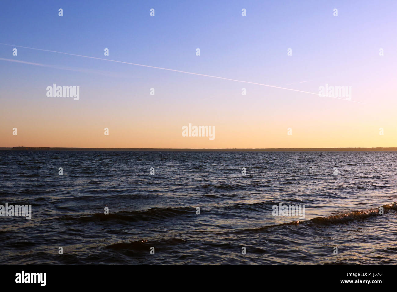 Sky water horizon line hi-res stock photography and images - Alamy