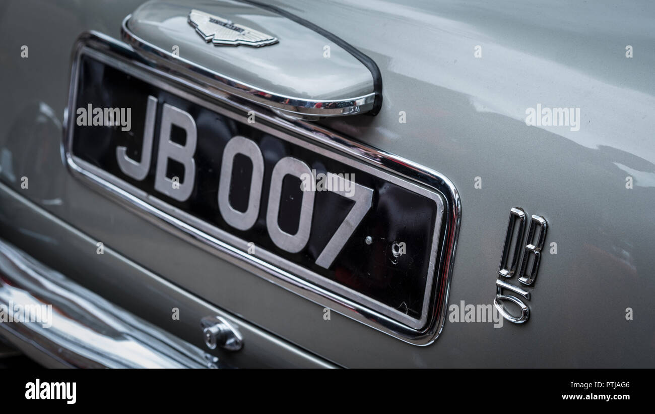 aston martin db5 with licence plate jb007 stock photo: 221679590 - alamy