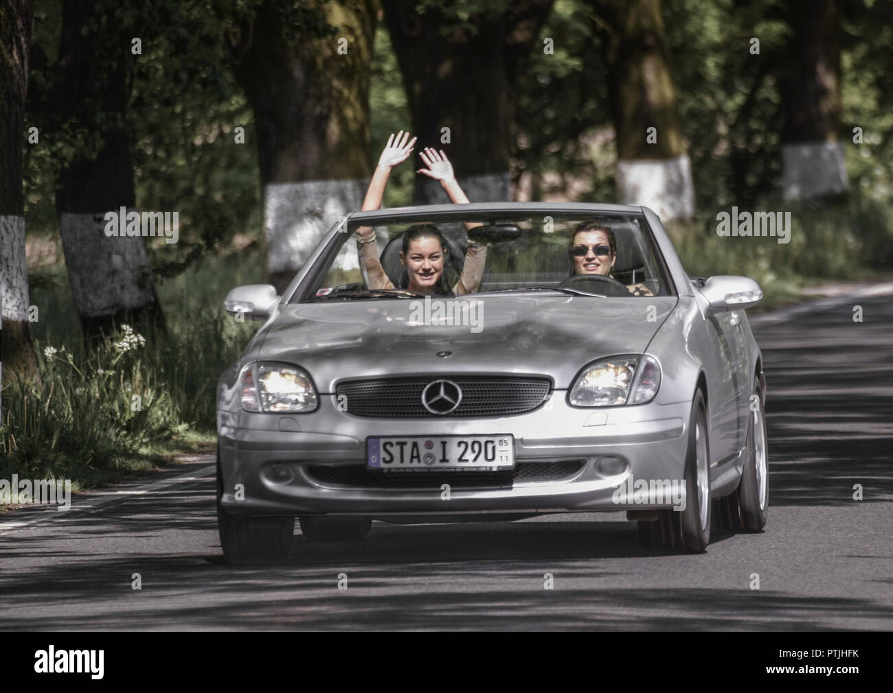 Zwei Junge Frauen Unterwegs In Einem Offenen Mercedes Slk Cabrio Roadster Landstrasse Reise Modellfreigabe Stock Photo Alamy