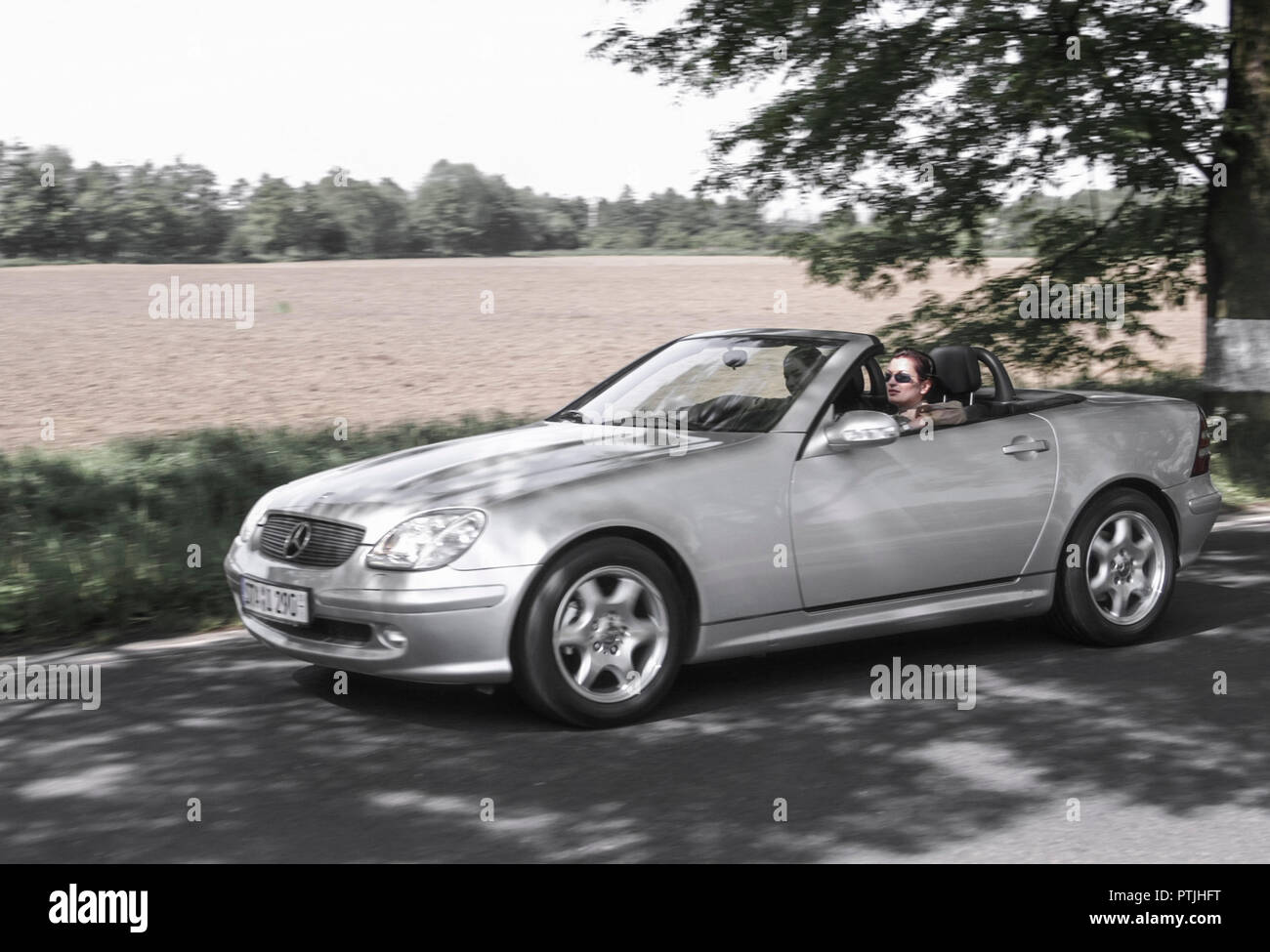 Zwei Junge Frauen Unterwegs In Einem Offenen Mercedes Slk Cabrio Roadster Landstrasse Reise Modellfreigabe Stock Photo Alamy
