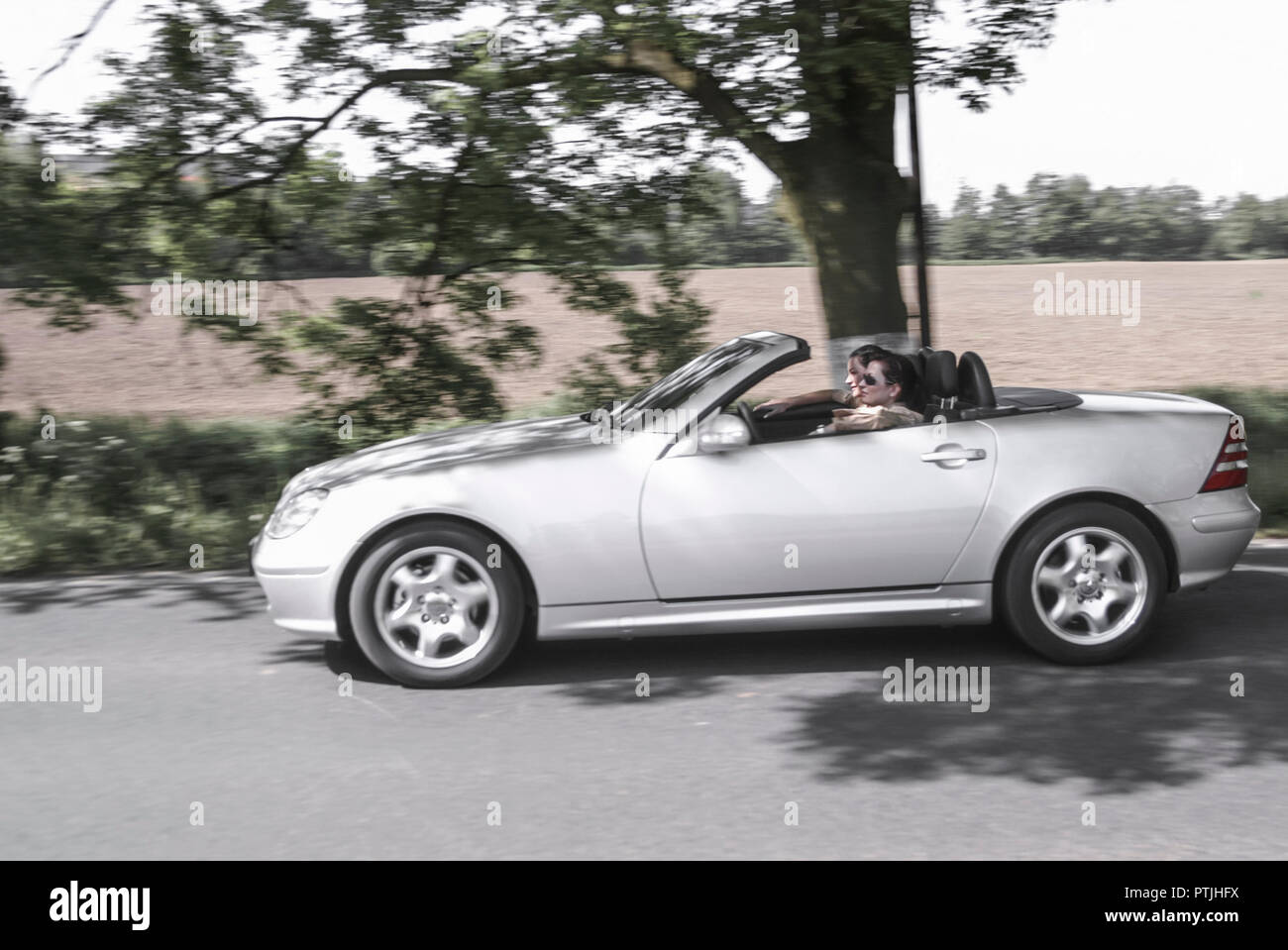 Zwei Junge Frauen Unterwegs In Einem Offenen Mercedes Slk Cabrio Roadster Landstrasse Reise Modellfreigabe Stock Photo Alamy