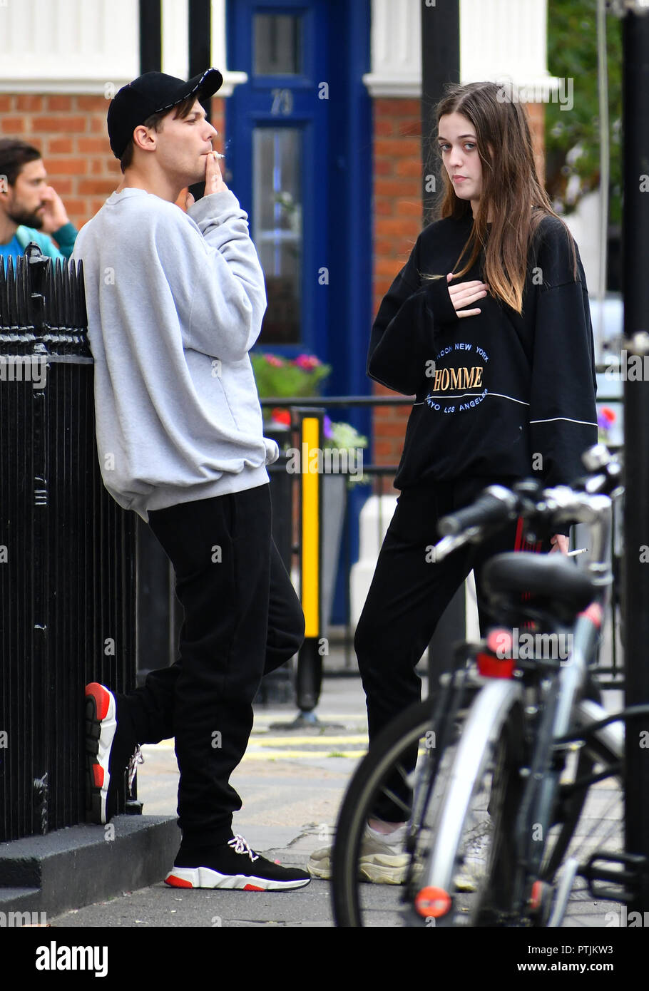 Louis Tomlinson and his sister Felicite Tomlinson aka &#39;Fizzy&#39; have a cigarette on Belgravia ...