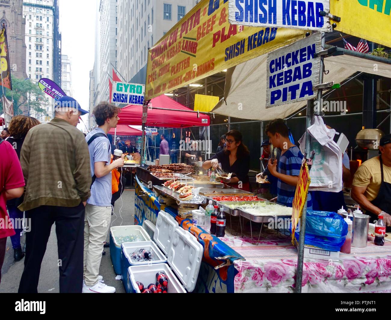 Shish Kebab En Platos Desechables. Carne Frita En Platos De Plástico Fotos,  retratos, imágenes y fotografía de archivo libres de derecho. Image 85485200