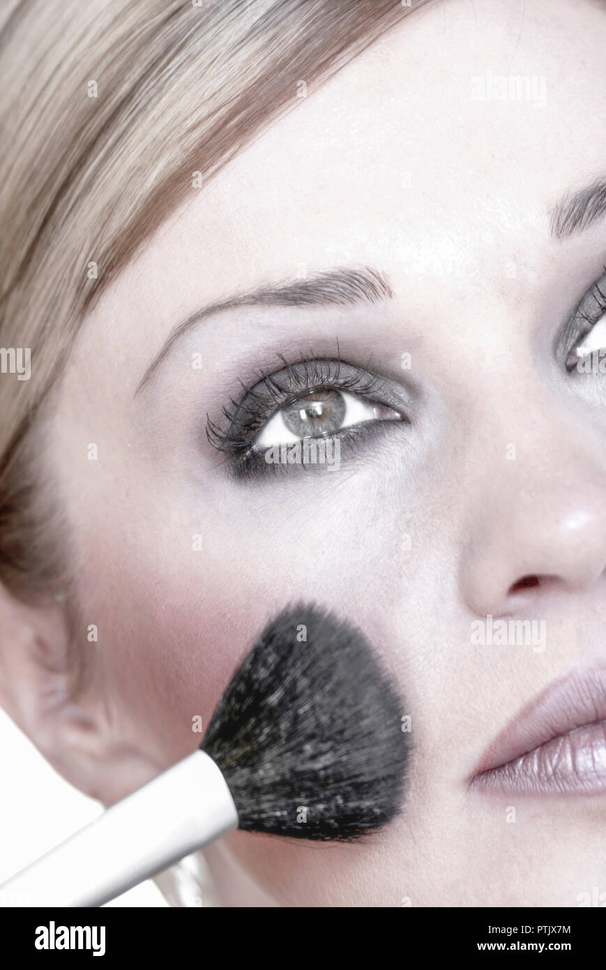 Frau Beim Make Up Schminkt Sich Puder Pinsel Modellfreigabe Stock Photo Alamy