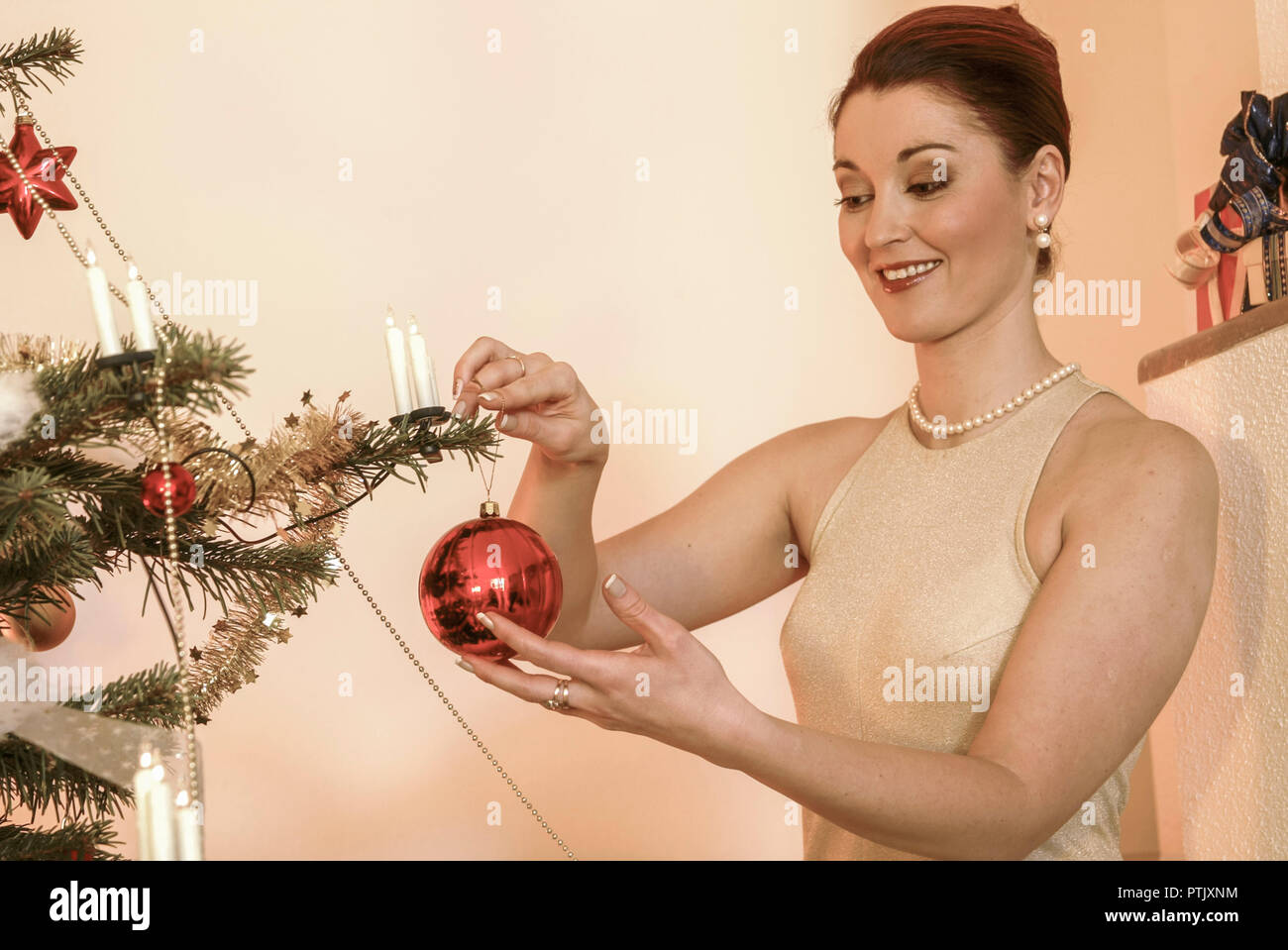 Frau Weihnachtsbaum Schmuecken Halbportraet Weihnachten