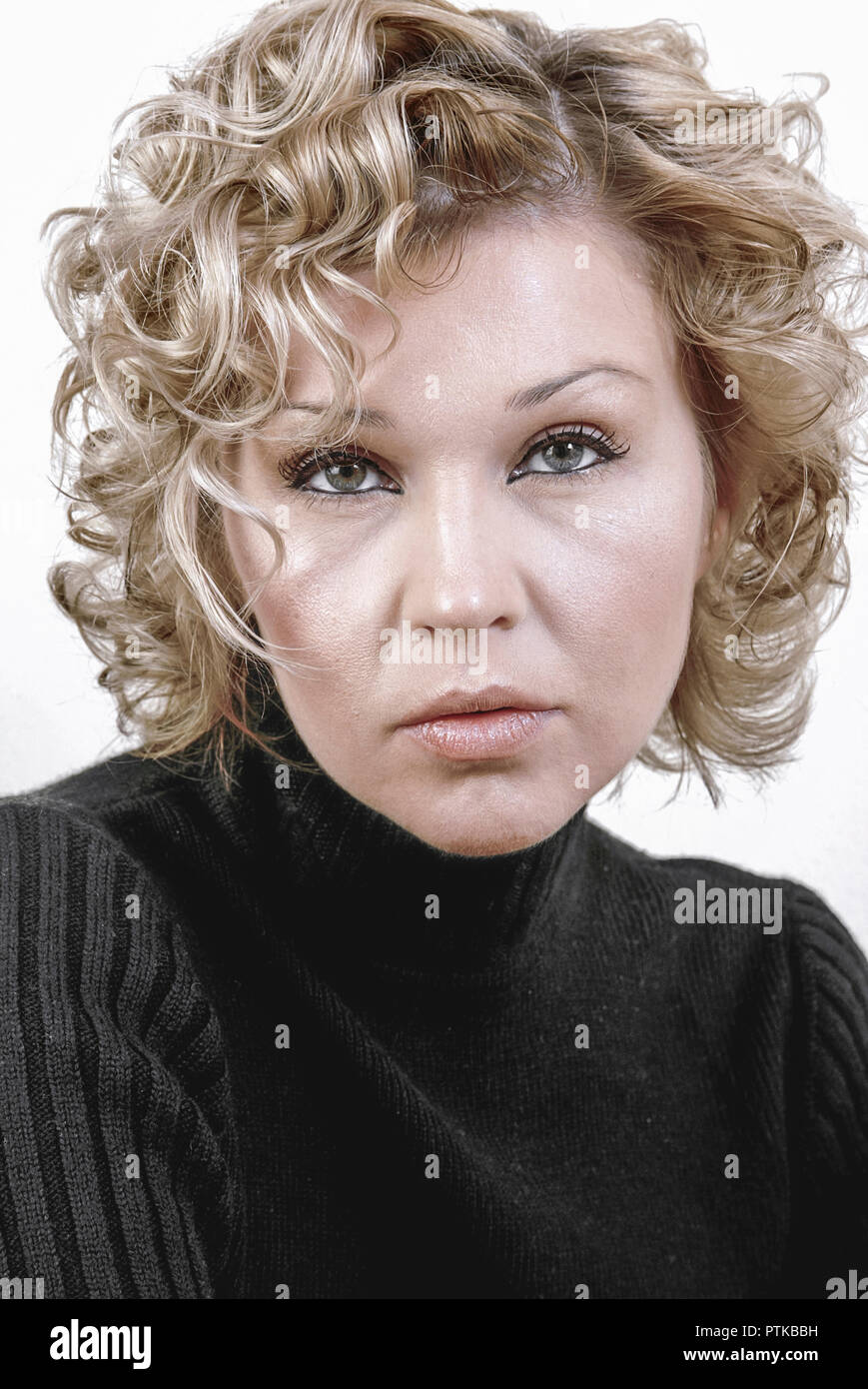 Frau, 28 Jahre, blonde Locken, schwarzer Pullover, Beauty, Portrait  (Modellfreigabe Stock Photo - Alamy