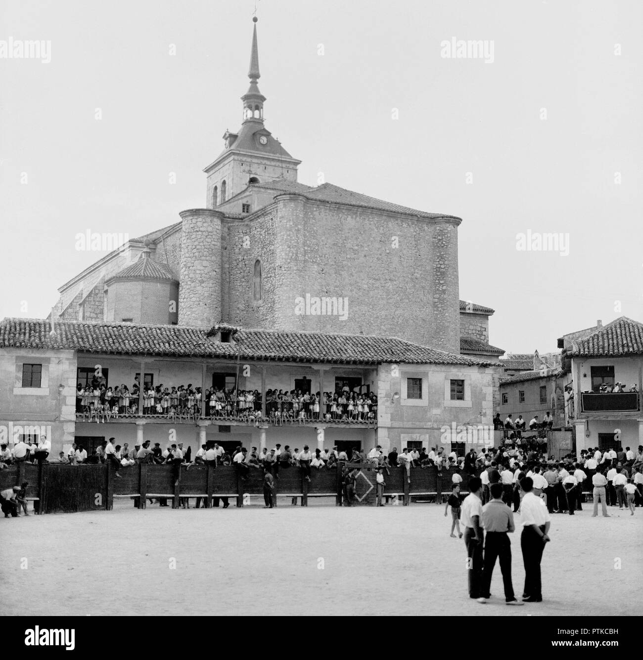 ESPERANDO EL ENCIERRO EN LA PLAZA MAYOR DE COLMENAR DE OREJA - AÑOS 50 - ByN 40827. Location: HALLMARKT. MADRID. Stock Photo
