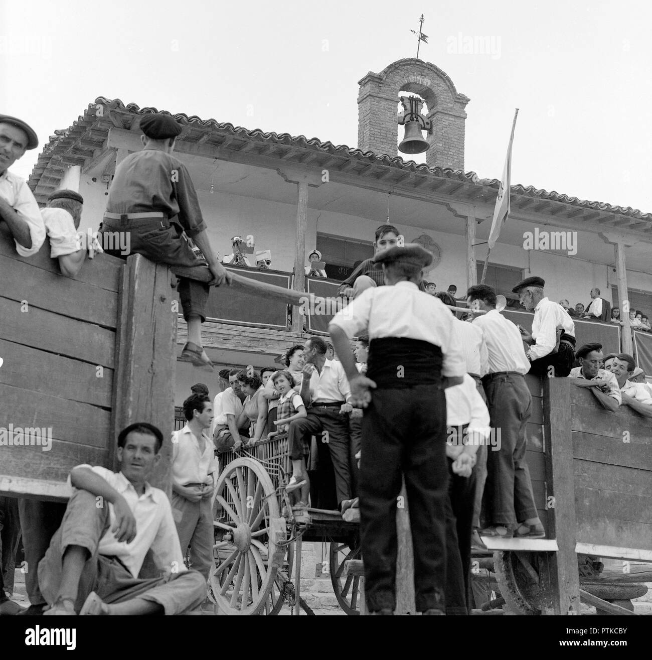 ESPERANDO EL ENCIERRO EN LA PLAZA MAYOR DE COLMENAR DE OREJA - AÑOS 50 - ByN 40827. Location: HALLMARKT. MADRID. Stock Photo