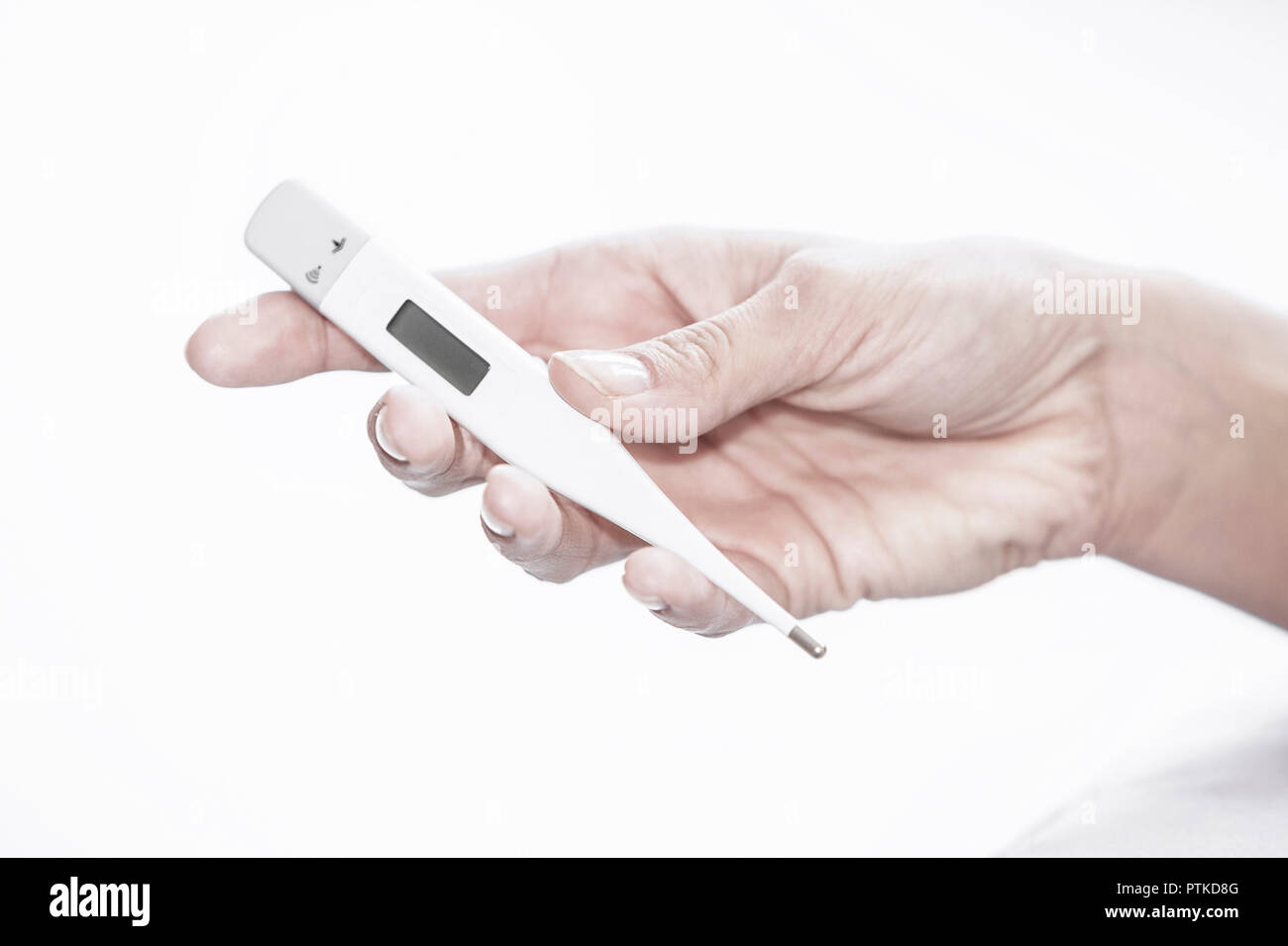 Frau Fieber Hand Fieberthermometer Krankheit Thermometer Temperatur Erkaeltung Grippe Fiebrig Close up (Modellfreigabe) Stock Photo