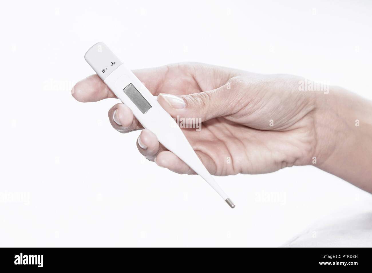 Frau Fieber Hand Fieberthermometer Krankheit Thermometer Temperatur Erkaeltung Grippe Fiebrig Close up (Modellfreigabe) Stock Photo