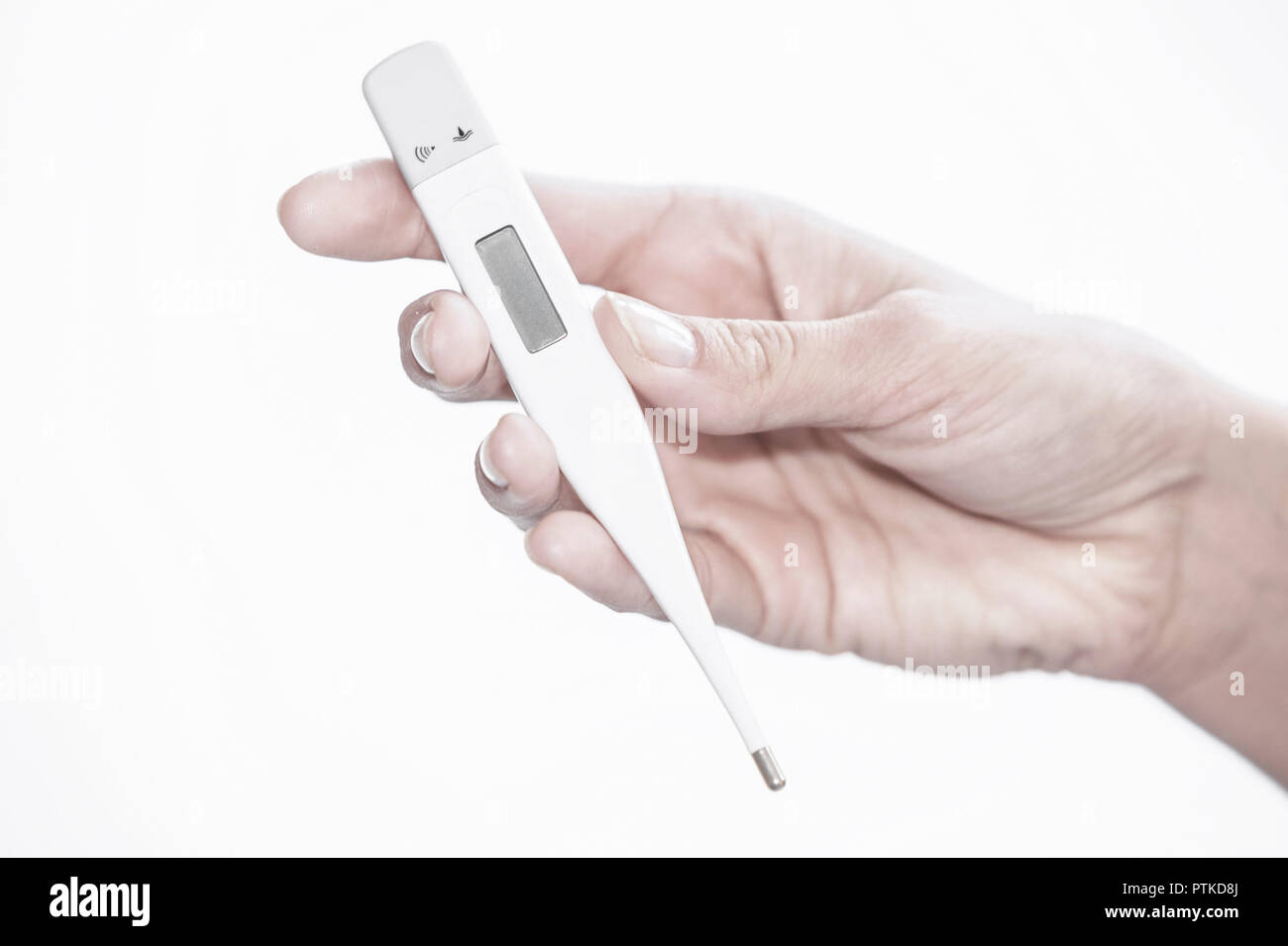 Frau Fieber Hand Fieberthermometer Krankheit Thermometer Temperatur Erkaeltung Grippe Fiebrig Close up (Modellfreigabe) Stock Photo