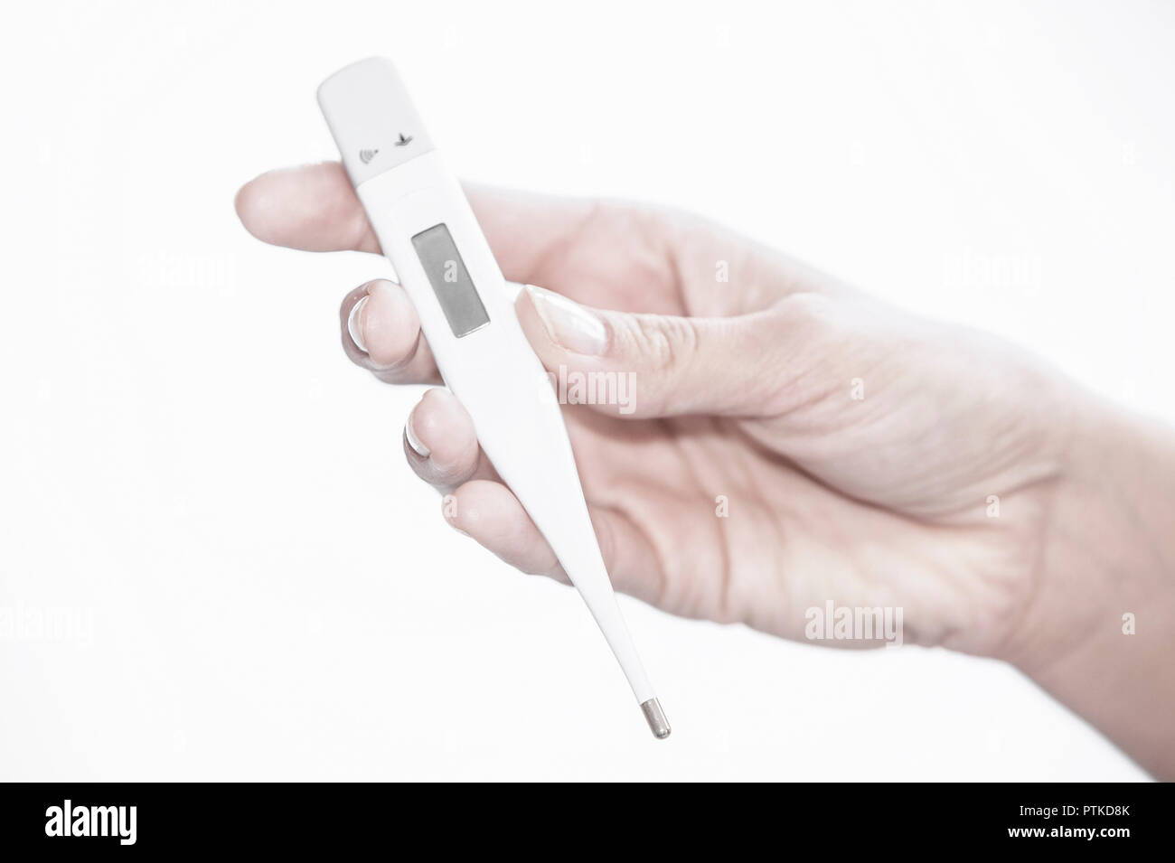 Frau Fieber Hand Fieberthermometer Krankheit Thermometer Temperatur Erkaeltung Grippe Fiebrig Close up (Modellfreigabe) Stock Photo