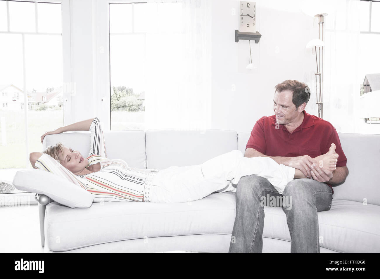 Paar Couch Entspannung Fussmassage Massage Fuss Ruhe Ausruhen