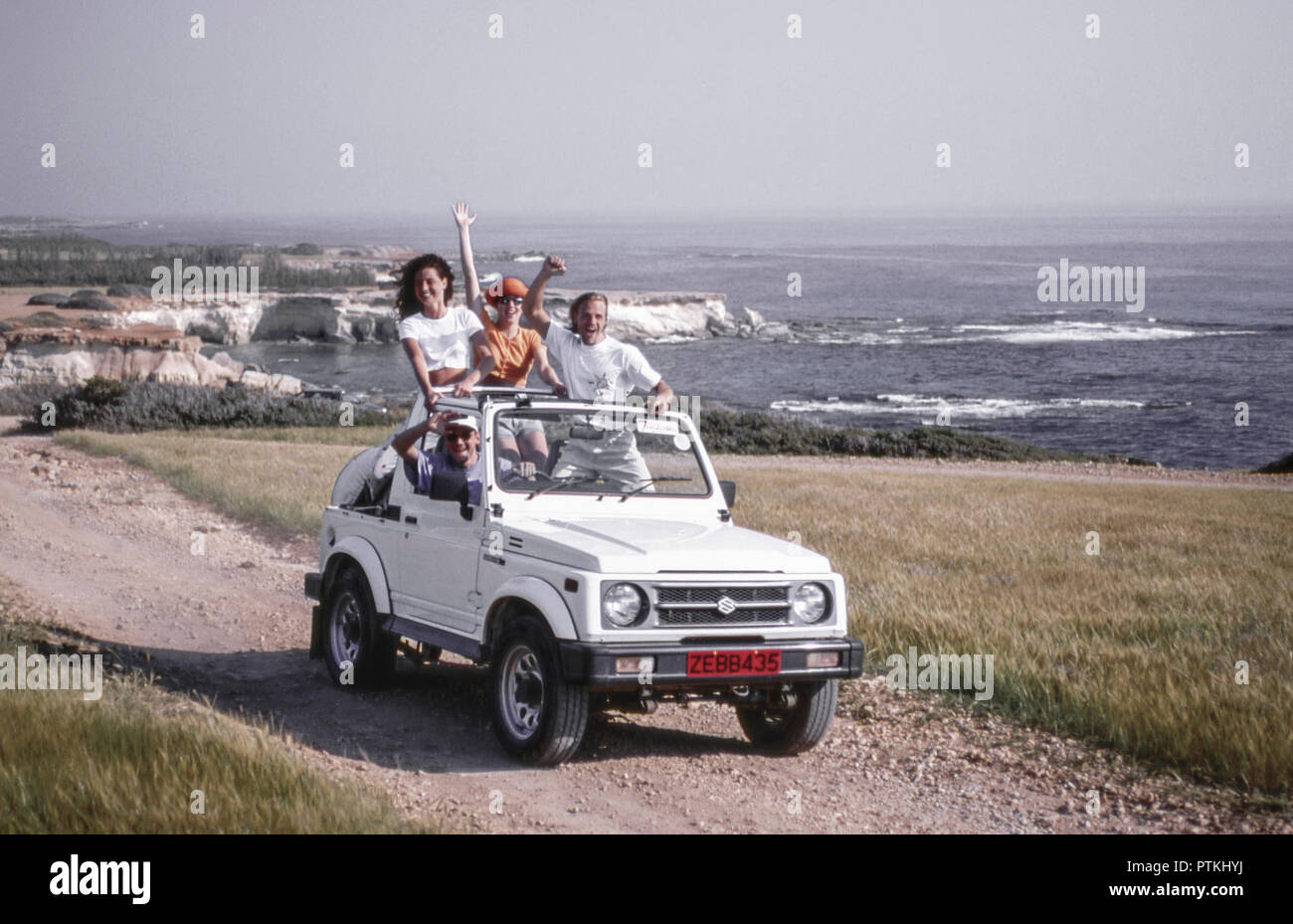 Gruppe Mann Frau Auto Jeep Reisen Autofahren Freizeit Jung Aktiv Meer Sommer Urlaub Spass Modellfreigabe Stock Photo Alamy