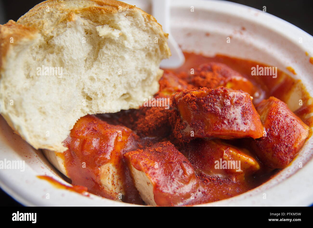Scharfe Currywurst mit Brötchen Stock Photo - Alamy