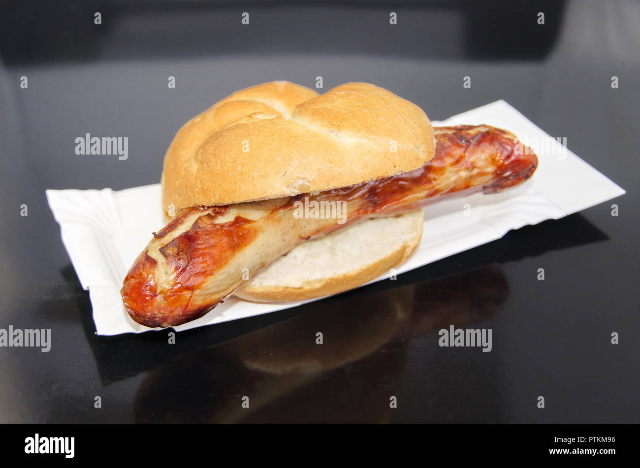 Bratwurst im brötchen hi-res stock photography and images - Alamy