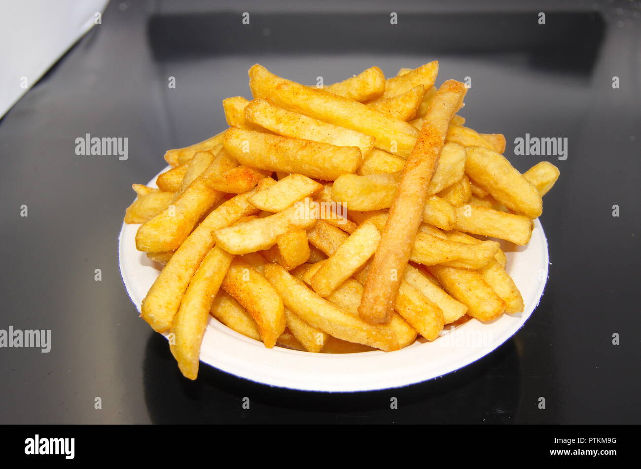 Pappschale mit großer Portion Pommes Stock Photo