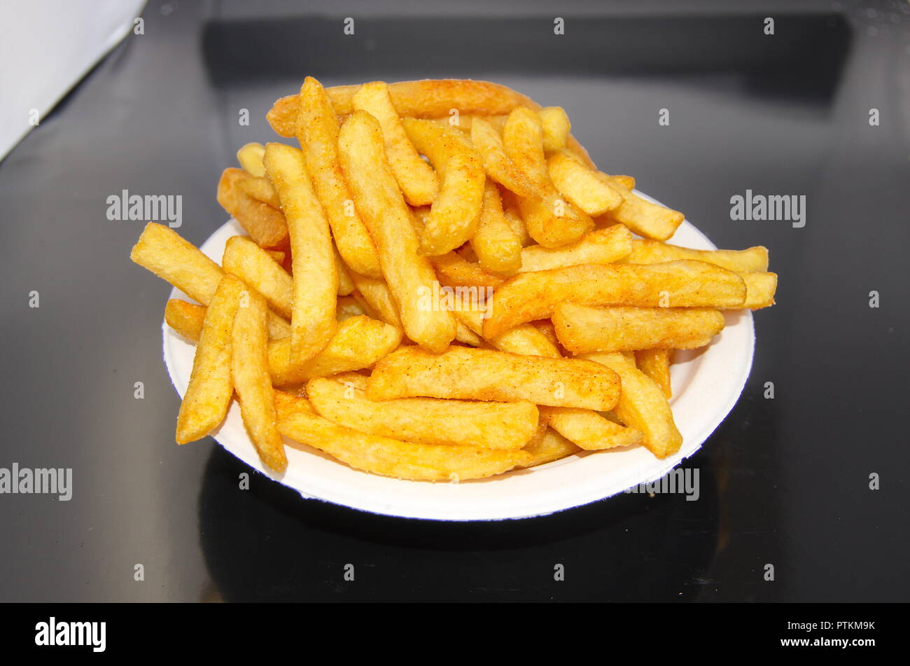 Pappschale mit großer Portion Pommes Stock Photo