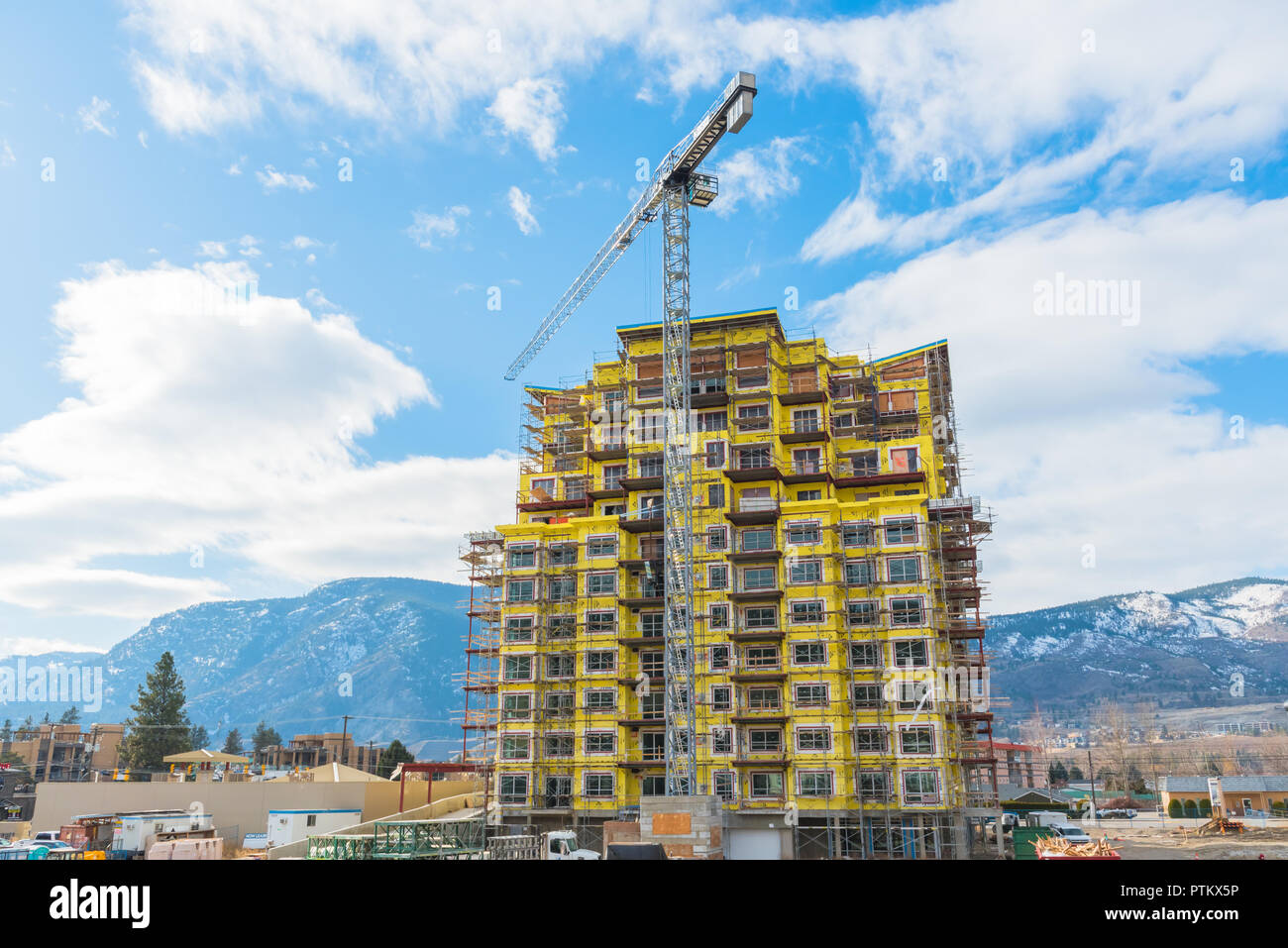 Crane work in okanagan valley hires stock photography and images Alamy